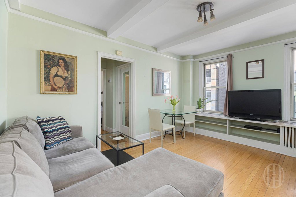 325 West 45th Street, Unit 519 photo 3