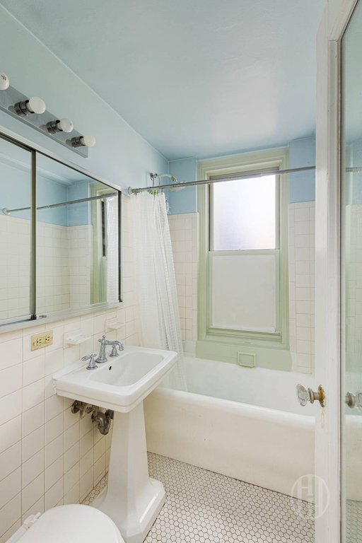 325 West 45th Street, Unit 519 photo 4
