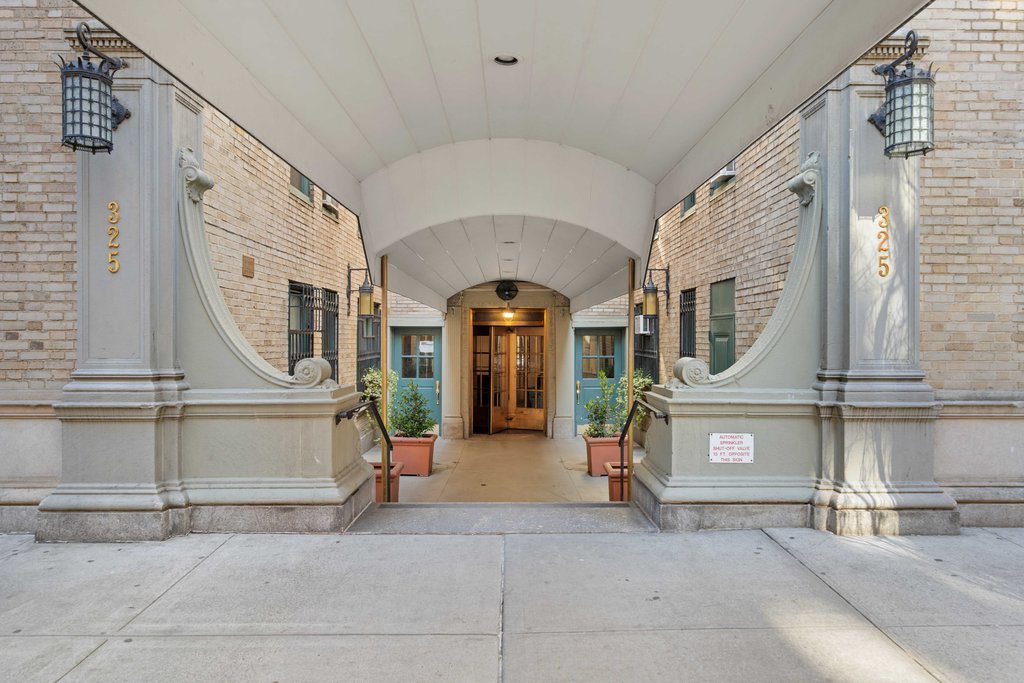 325 West 45th Street, Unit 519 photo 8