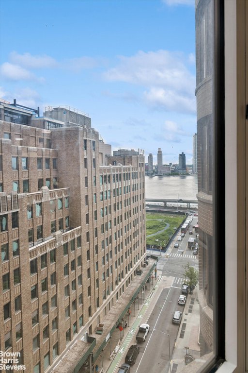330 East 38th Street, Unit 15H photo 3