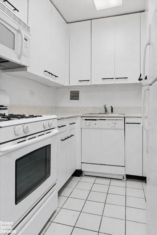 330 East 38th Street, Unit 15H photo 4