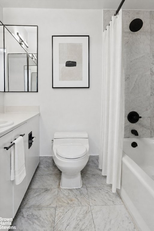 330 East 38th Street, Unit 15H photo 5