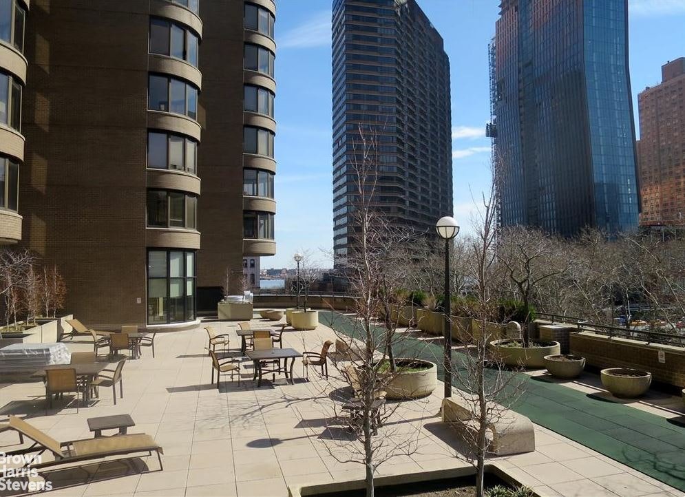 330 East 38th Street, Unit 15H photo 12
