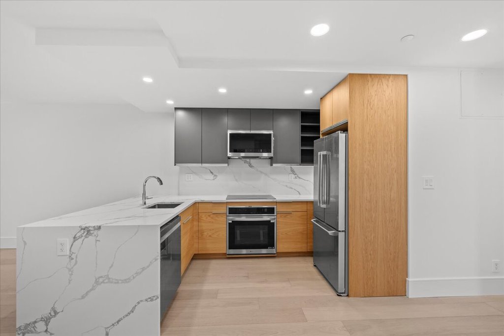 118 MADISON Street, Unit 2 photo 6