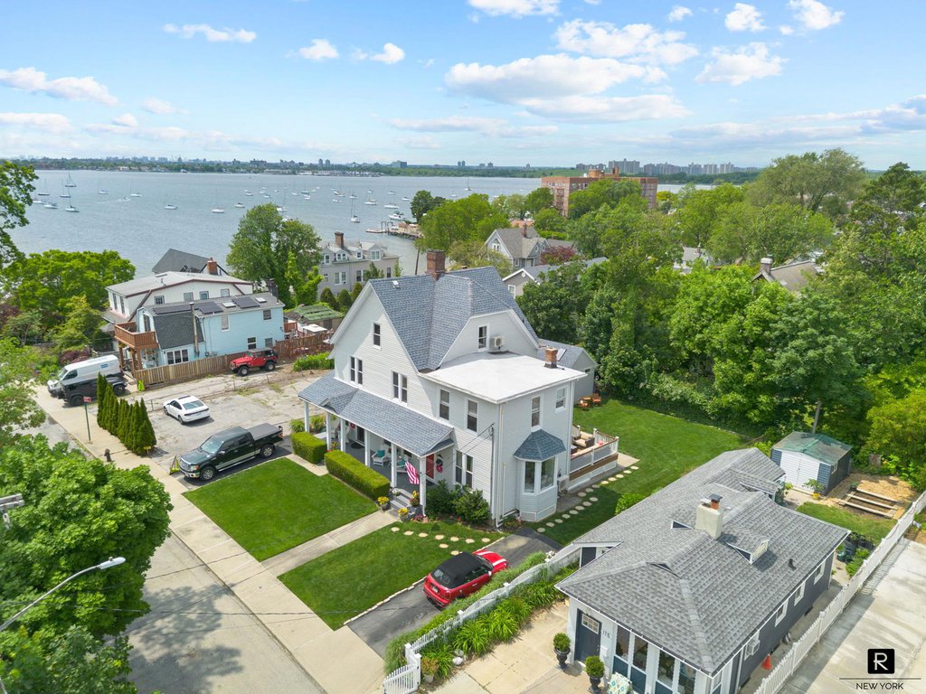 111 Rochelle Street