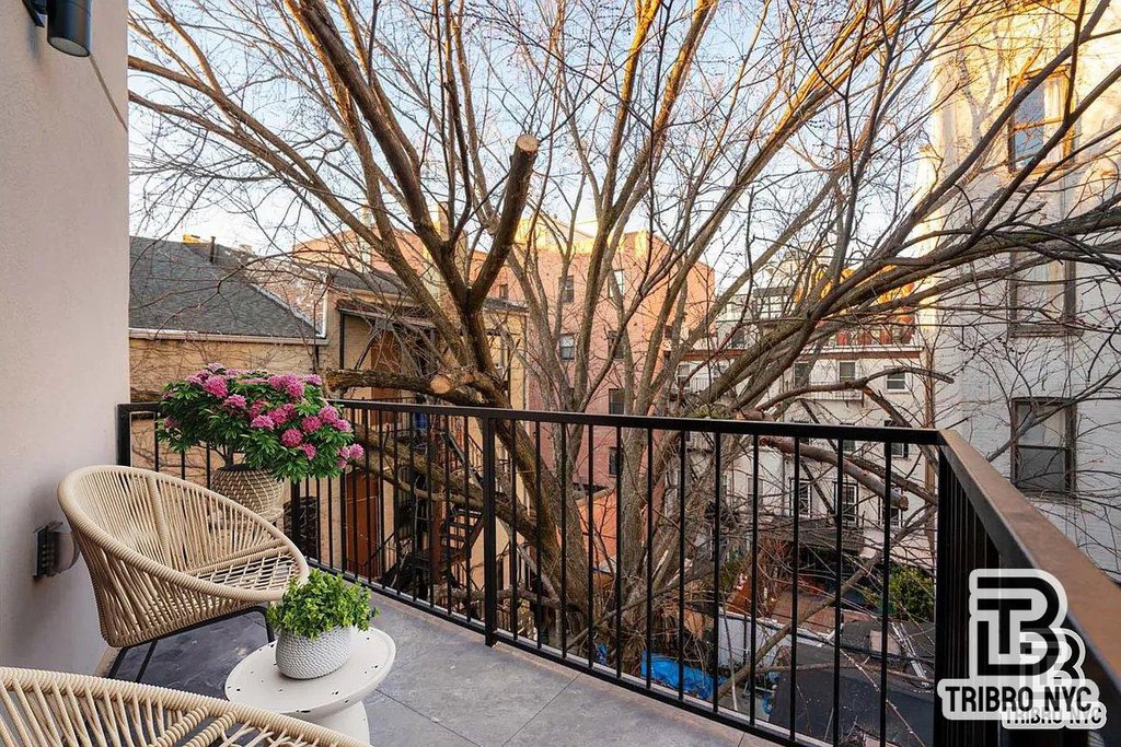 410 Lorimer Street, Unit 2