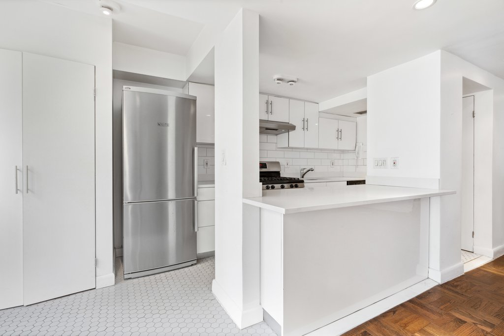 136 East 56th Street, Unit 12C photo 2