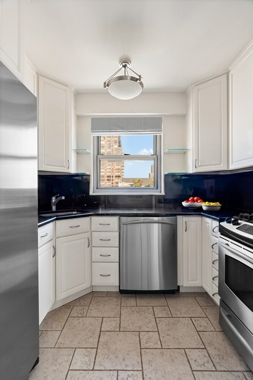 360 East 72nd Street, Unit C2501 photo 4
