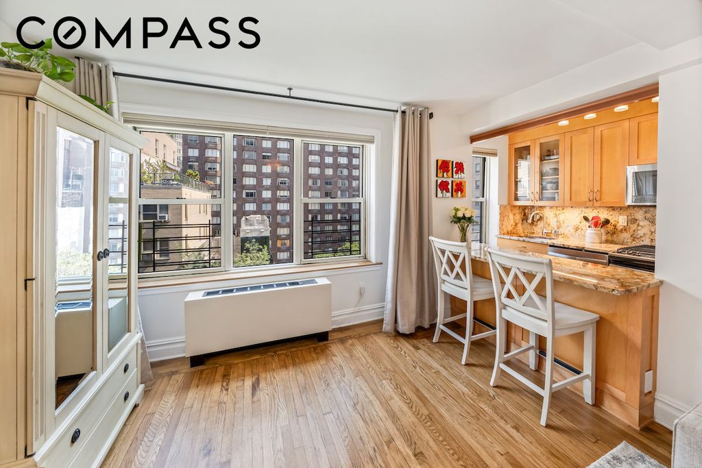 424 East 52nd Street, Unit 9B photo 2