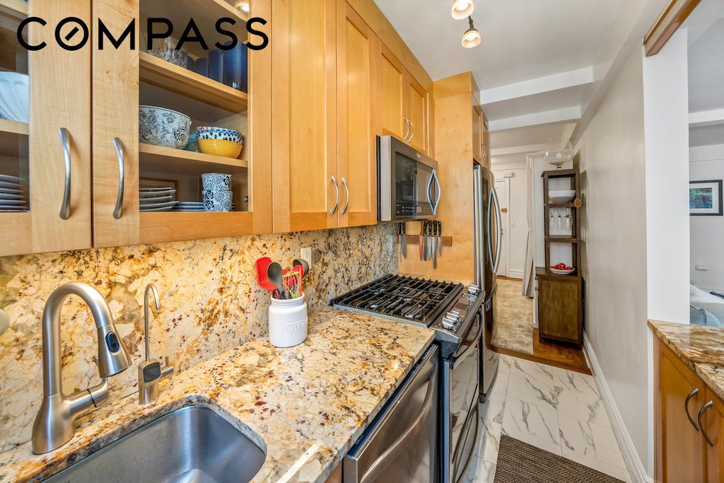 424 East 52nd Street, Unit 9B photo 4