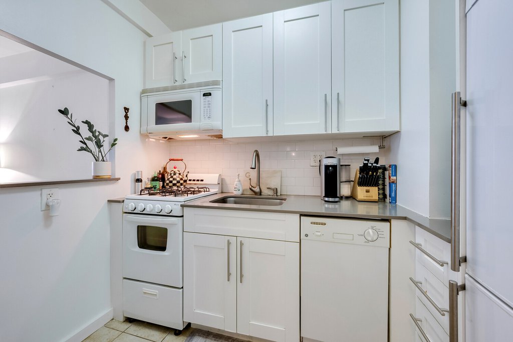 333 East 46th Street, Unit 2G photo 4