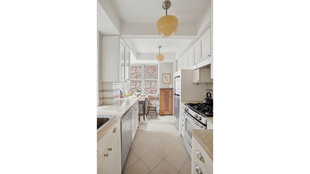 220 Madison Avenue, Unit 6R photo 9