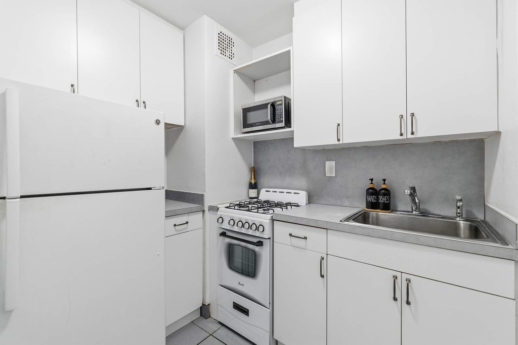 201 East 25th Street, Unit 14K photo 6