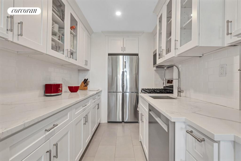 116 Pinehurst Avenue, Unit L32 photo 3