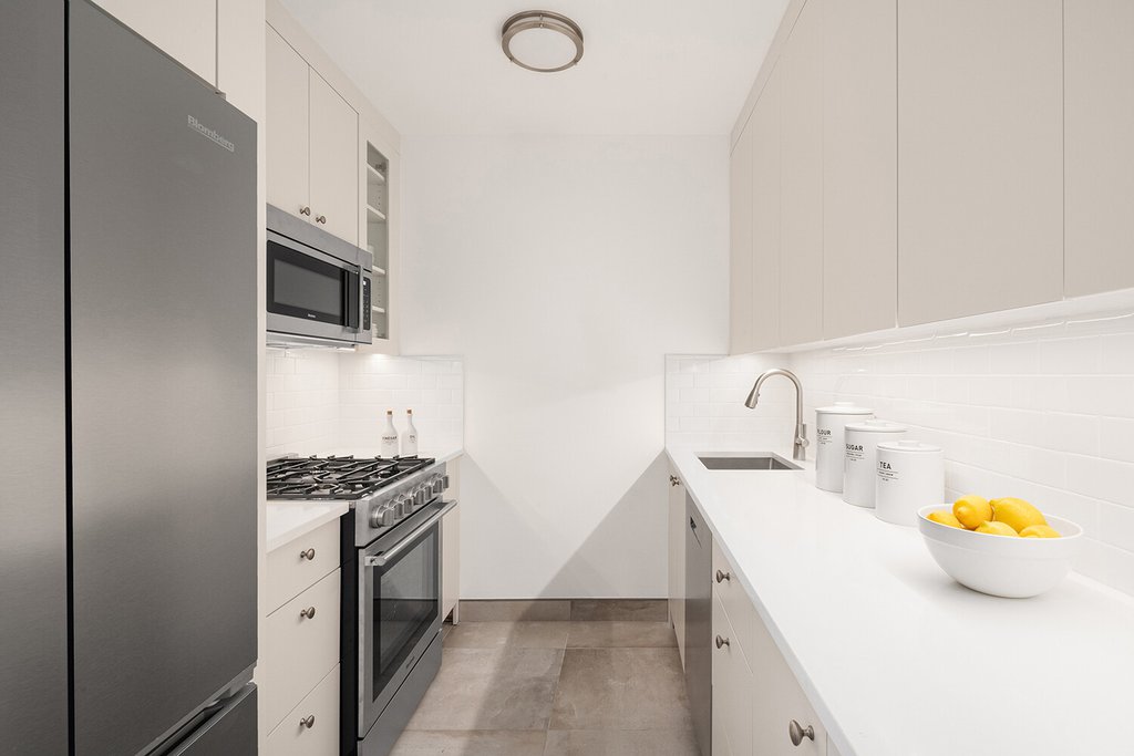 166 East 63rd Street, Unit 5E photo 2