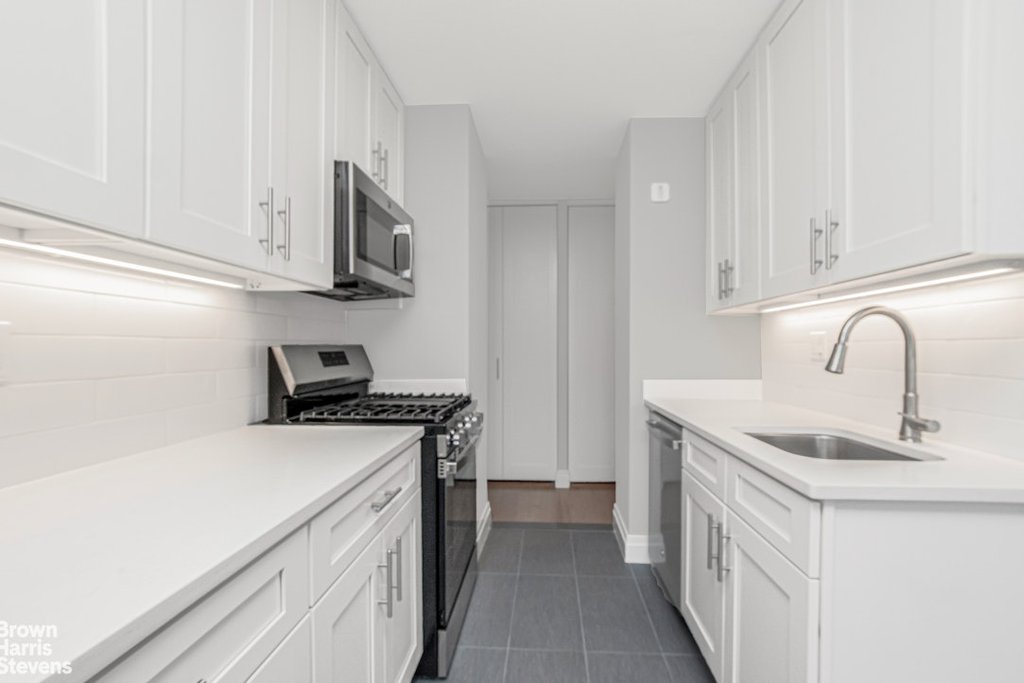 3333 Henry Hudson Parkway, Unit 8B photo 4
