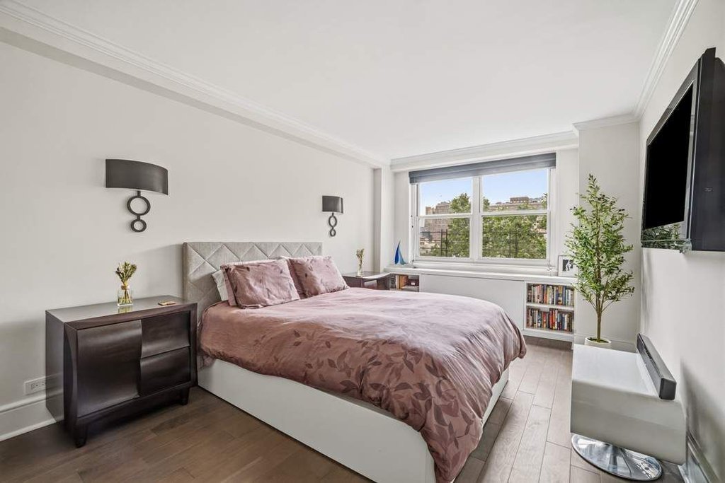 360 West 22nd Street, Unit 8M photo 4