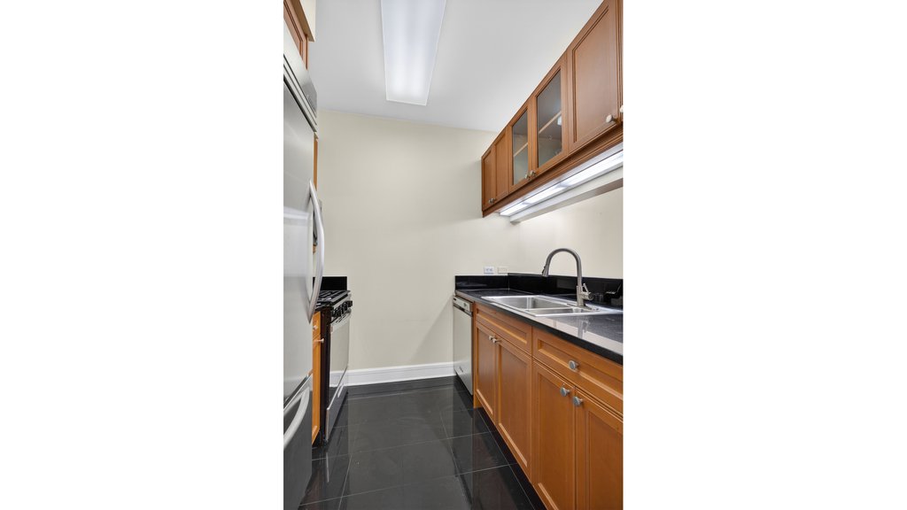 220 Riverside Boulevard, Unit 3R photo 4