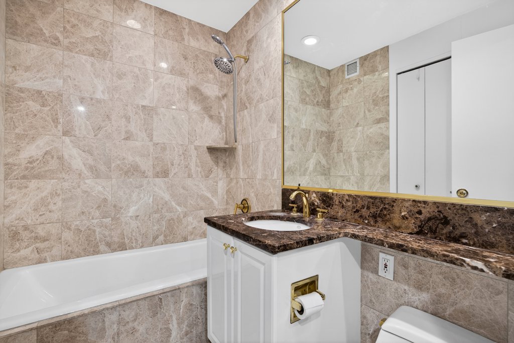 220 Riverside Boulevard, Unit 3R photo 6
