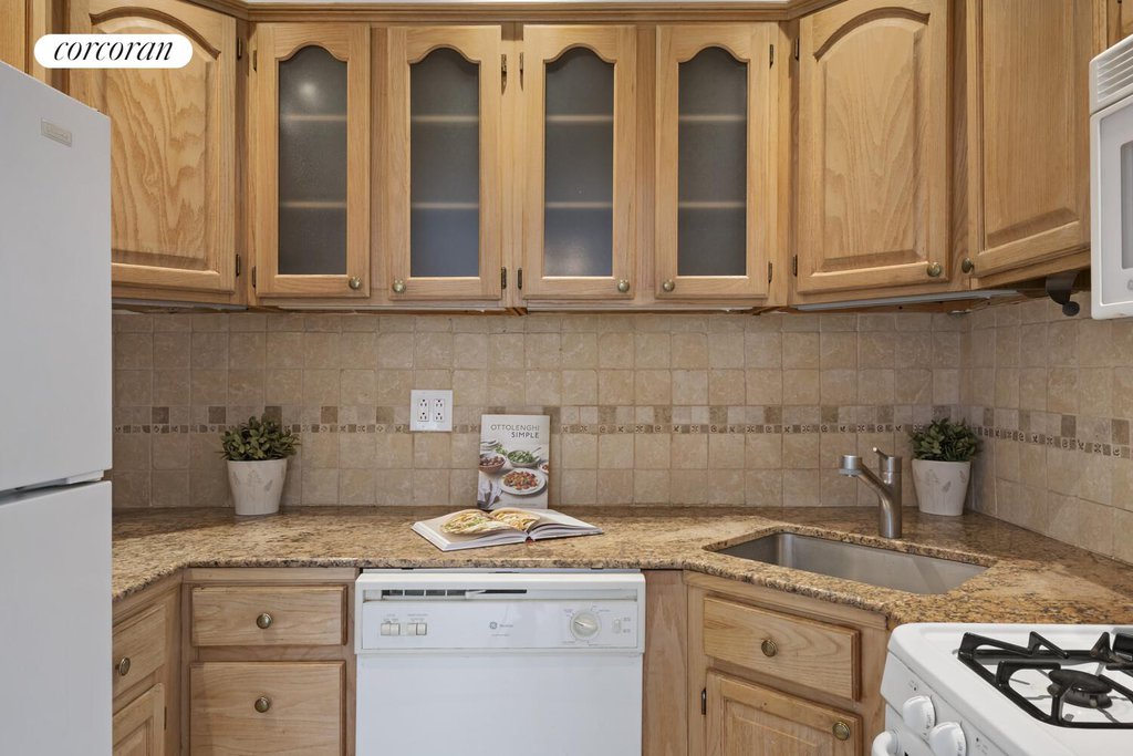 300 East 95th Street, Unit 10A photo 4