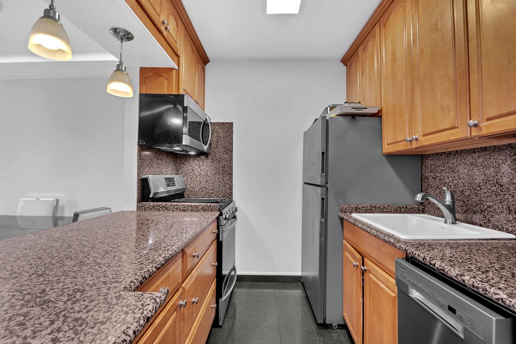 235 East 40th Street, Unit 24H photo 2