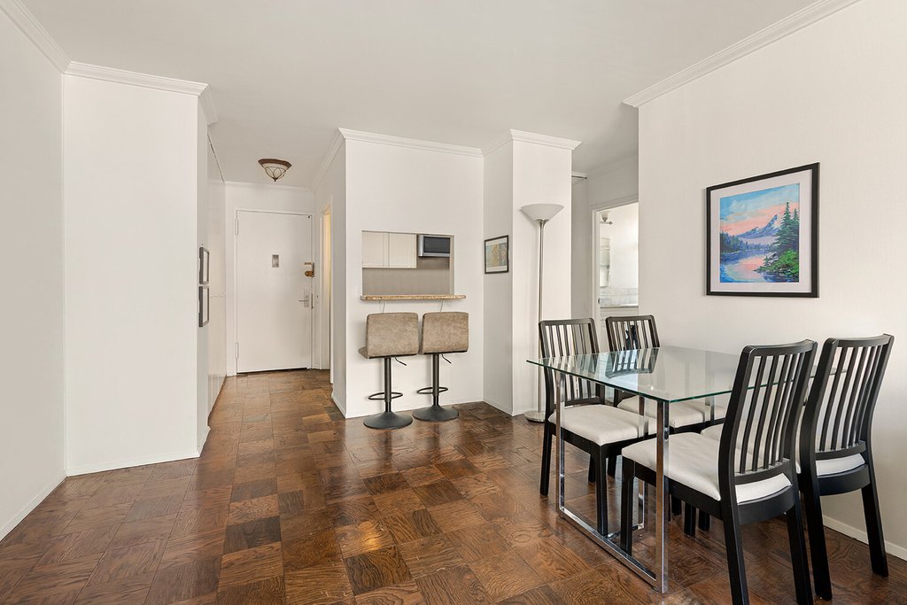 2025 Broadway, Unit 8E photo 2