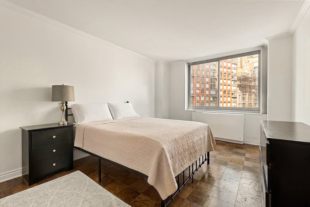 2025 Broadway, Unit 8E photo 4