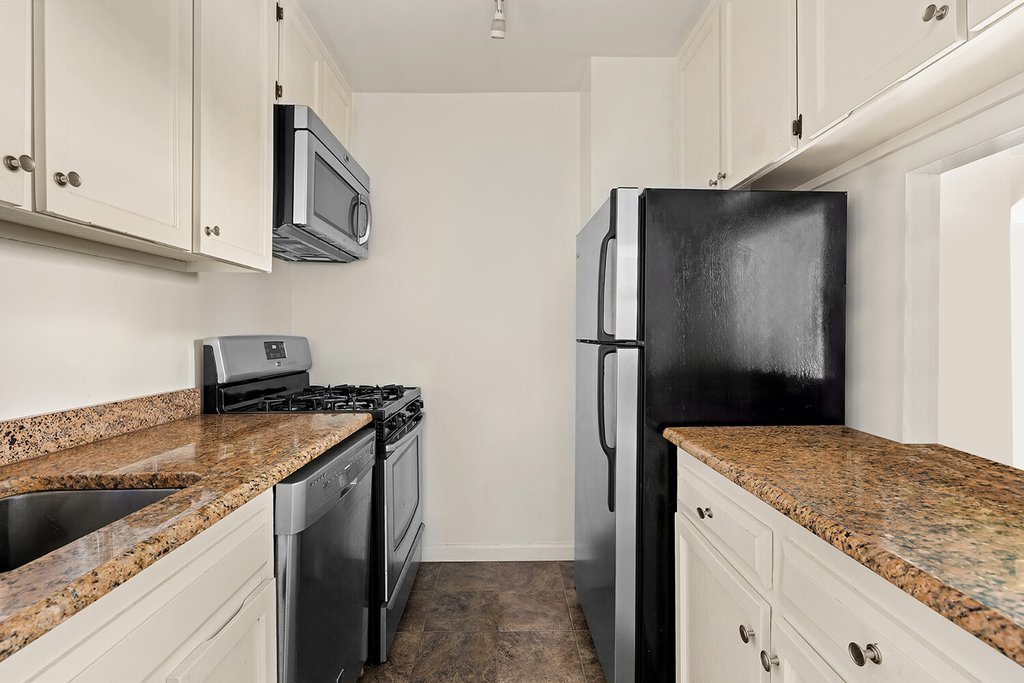2025 Broadway, Unit 8E photo 3