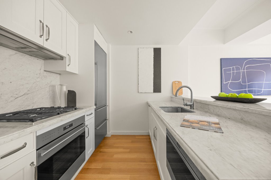 225 East 19th Street, Unit 501 photo 4