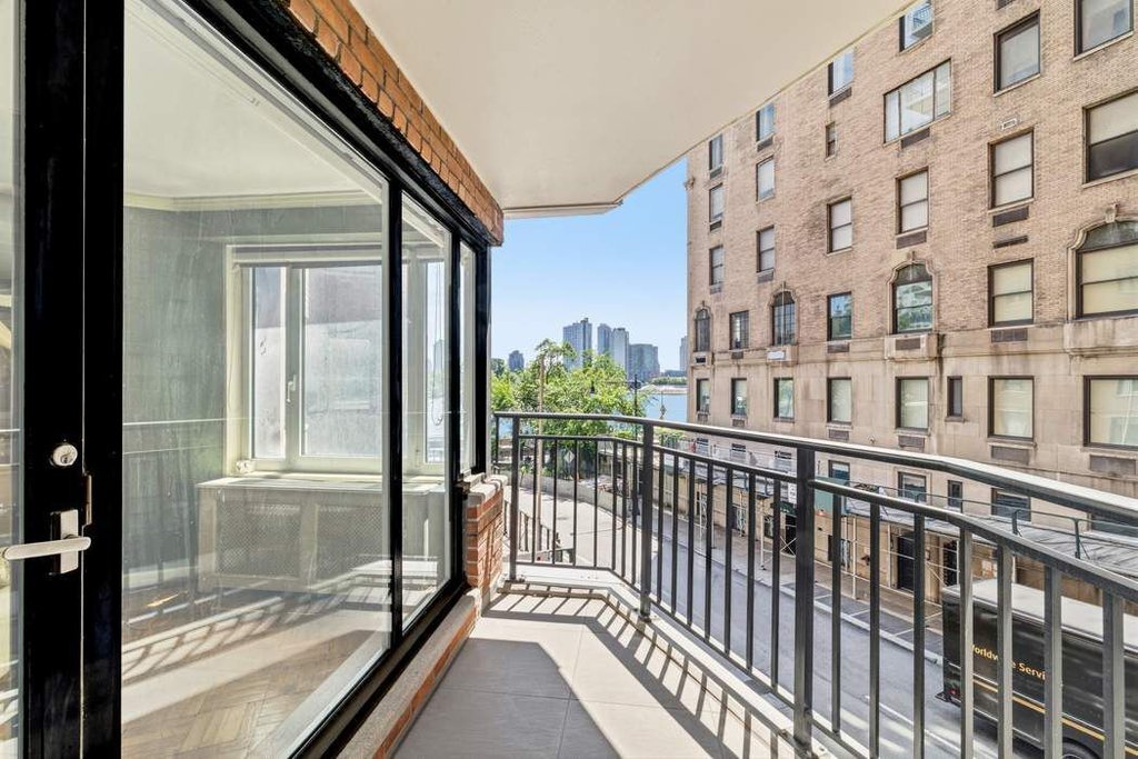 60 Sutton Place South, Unit 3BS photo 4