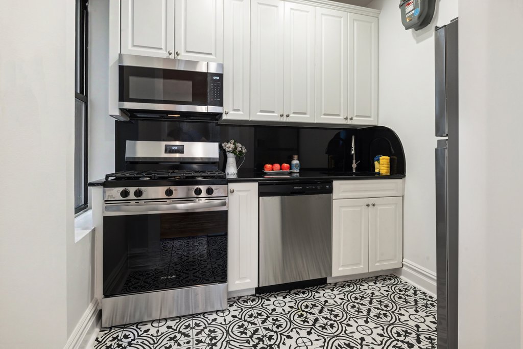 725 Riverside Drive, Unit 2G photo 4