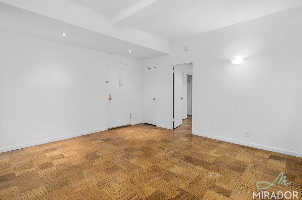 132 East 45th Street, Unit 8F photo 4