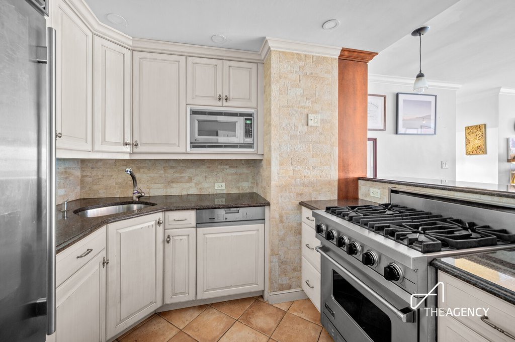 305 East 24th Street, Unit 4D photo 3
