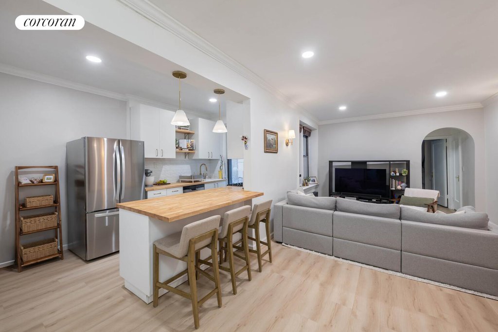 225 Bennett Avenue, Unit 1T