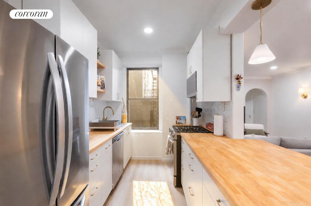 225 Bennett Avenue, Unit 1T photo 2