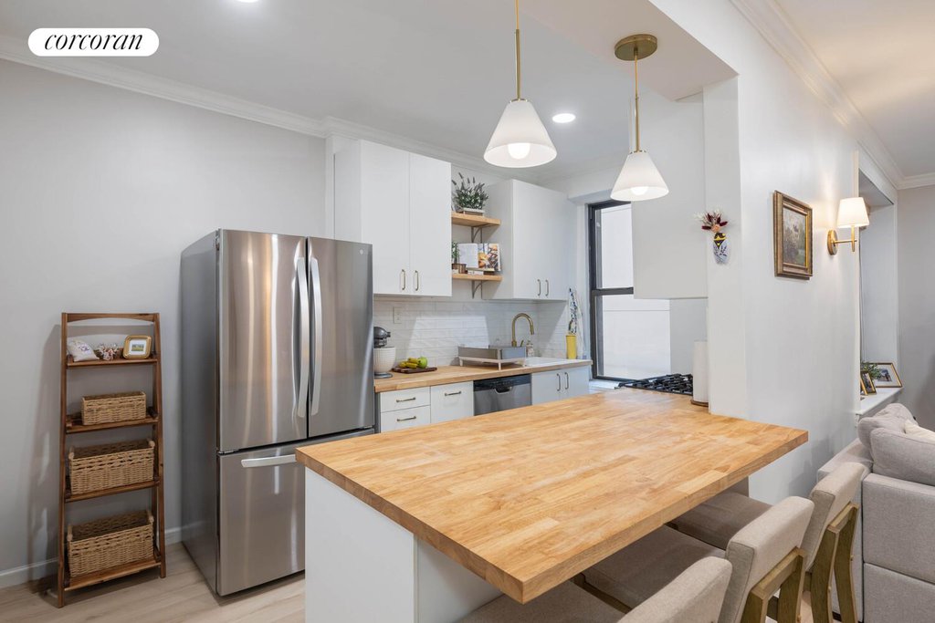 225 Bennett Avenue, Unit 1T photo 4