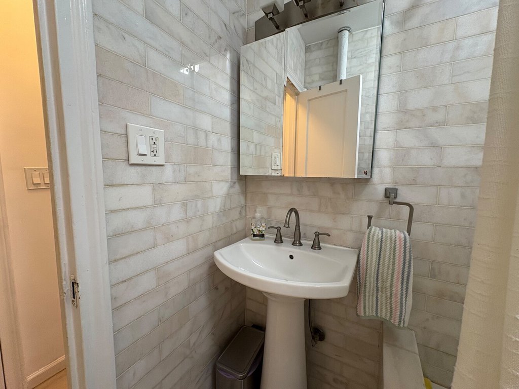 225 Bennett Avenue, Unit 1T photo 9