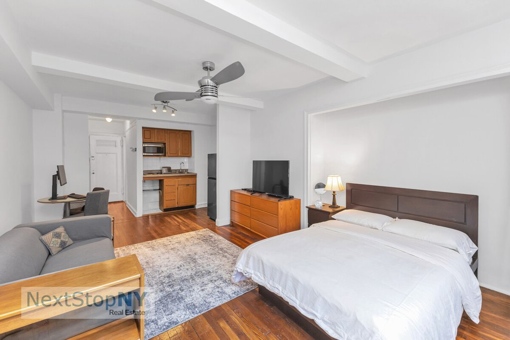 320 East 42nd Street, Unit 1315 photo 2