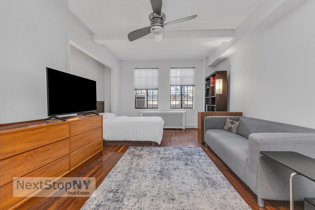320 East 42nd Street, Unit 1315 photo 3