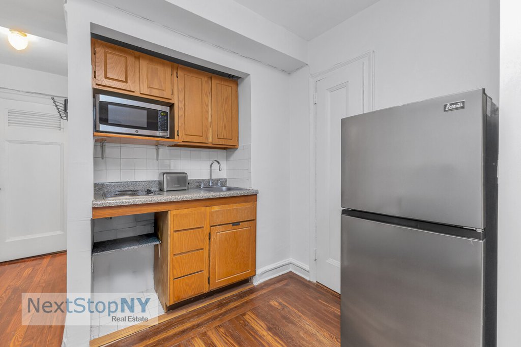 320 East 42nd Street, Unit 1315 photo 4