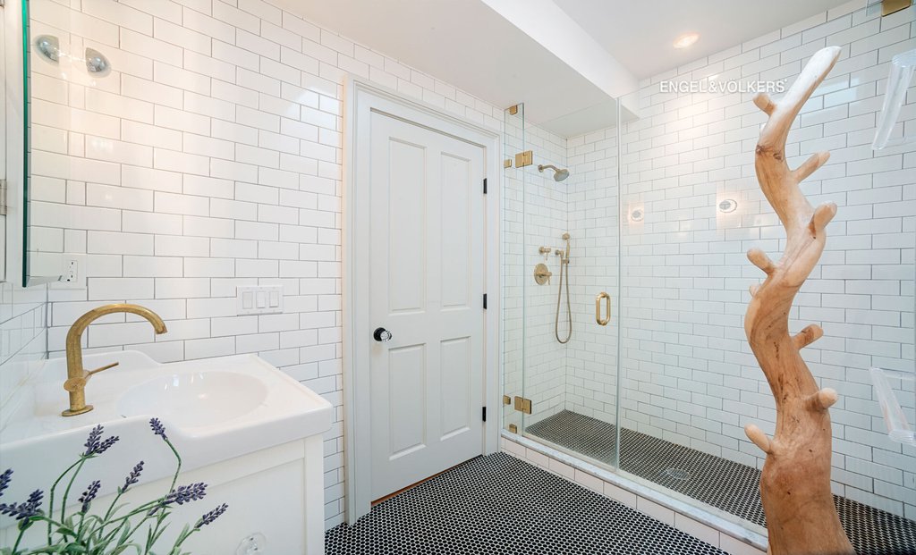 351 West 30th Street – For Rent photo 9