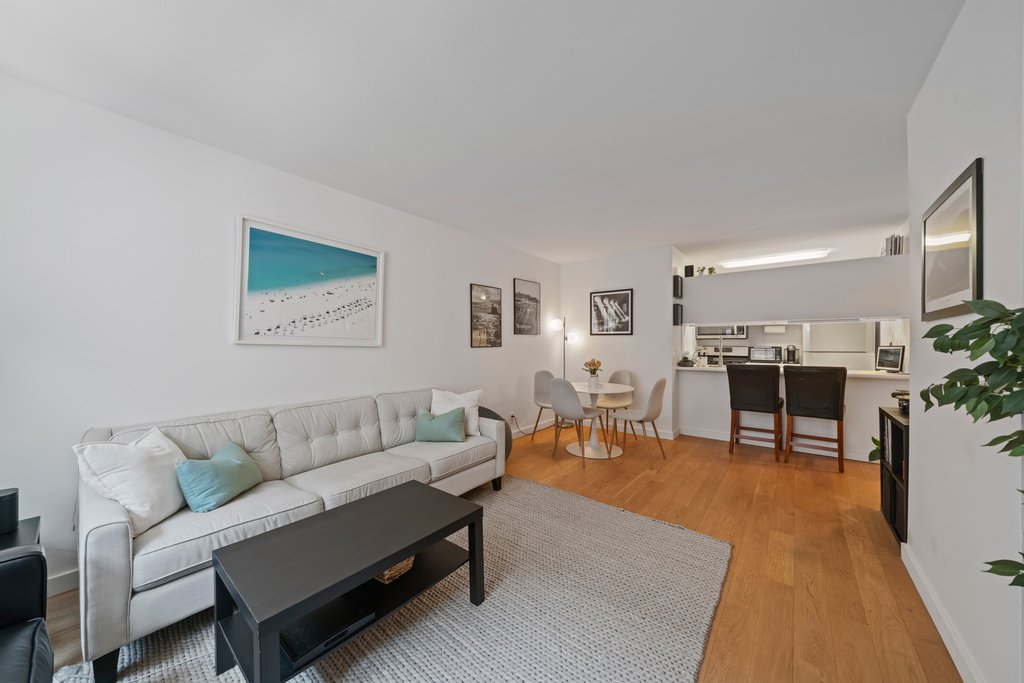 1 Irving Place, Unit V7C photo 3