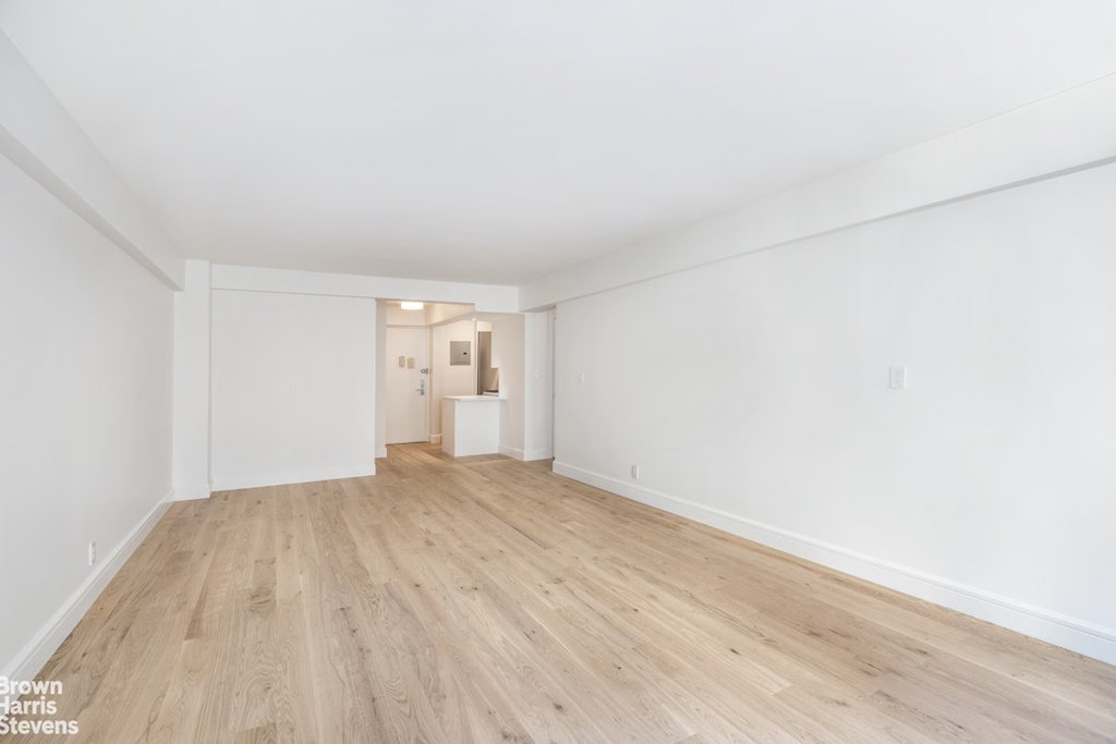 220 East 67th Street, Unit 3H photo 2