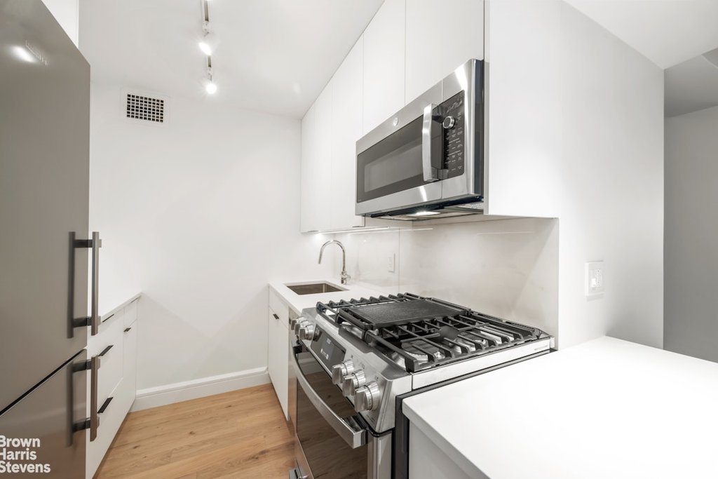 220 East 67th Street, Unit 3H photo 6