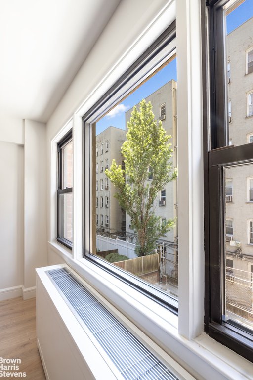 220 East 67th Street, Unit 3H photo 10