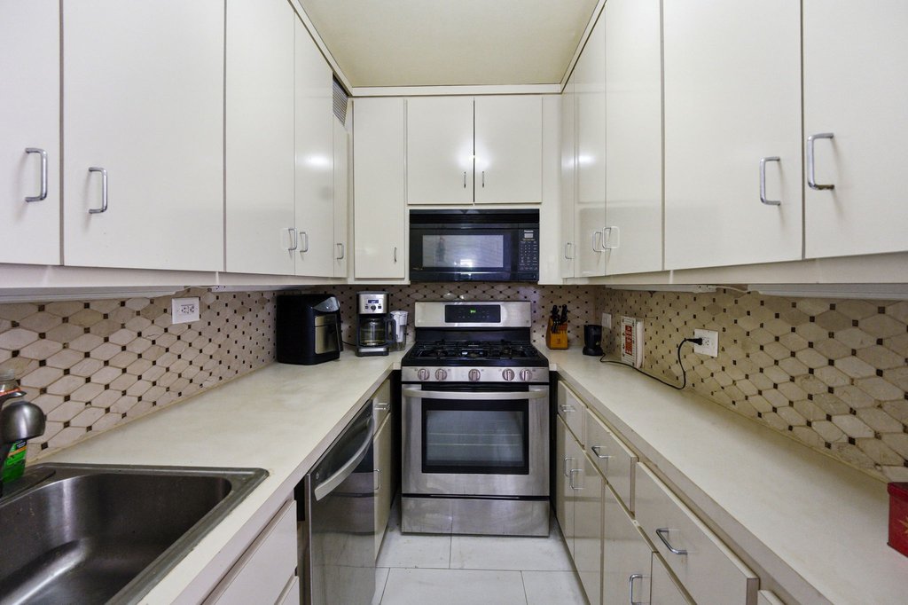 300 East 33rd Street, Unit 6N photo 3