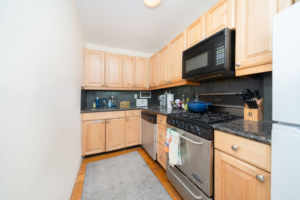 333 East 34th Street, Unit 9J