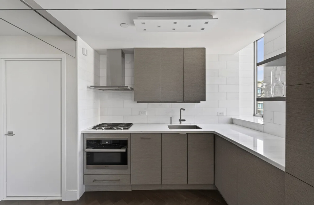 520 West 23rd Street, Unit 14D photo 4