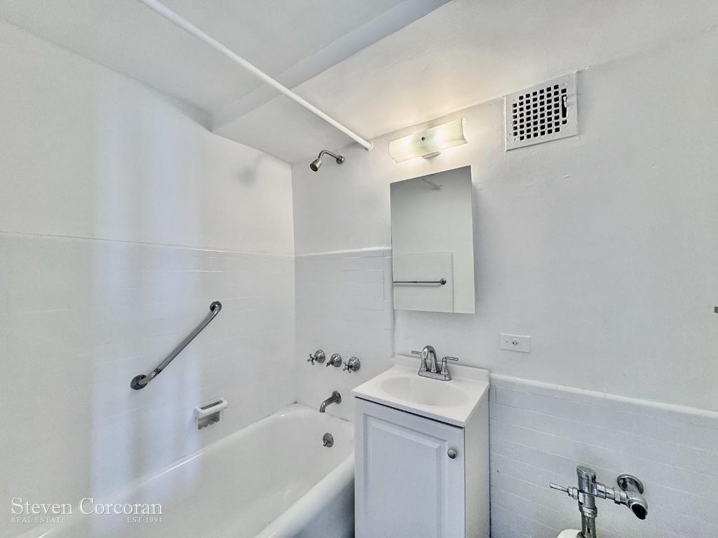 5 Tudor City Place, Unit 529 photo 3
