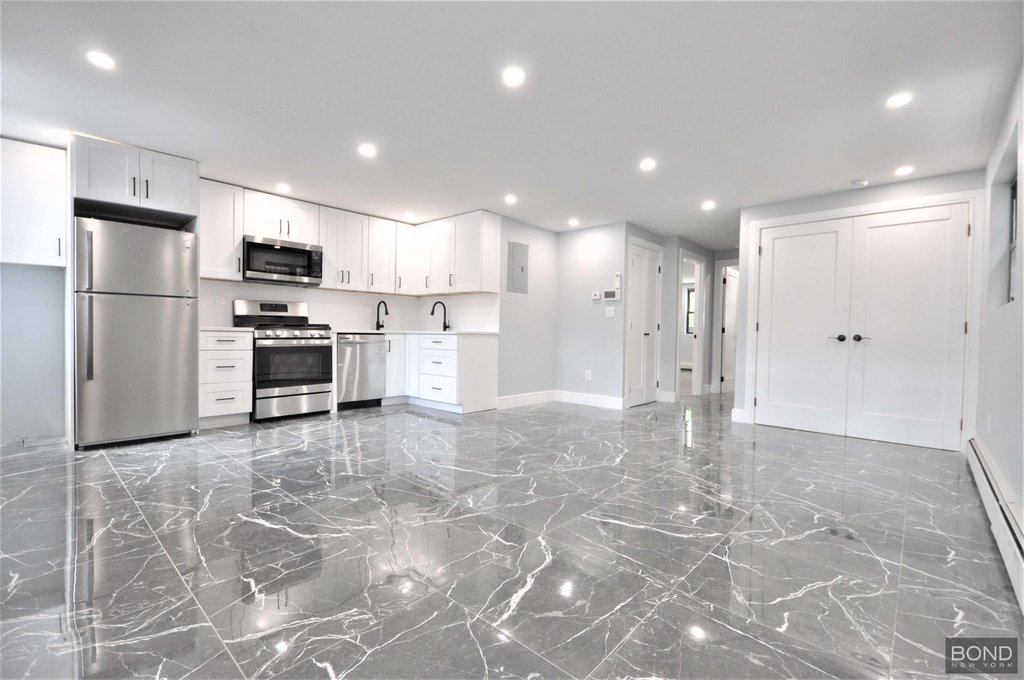 135 East 46th Street, Unit 1 photo 2